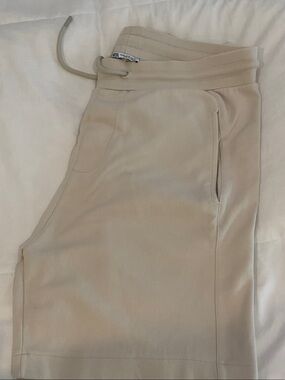 Zara XL runs like a L Cream Drawstring Waist shorts bermudas